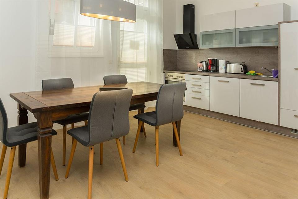 H&H Apartments Im Herzen Der Stadt In Der Lange Strasse Geraeumig Ruhig Mit Kueche Und Esstisch Greifswald Ngoại thất bức ảnh
